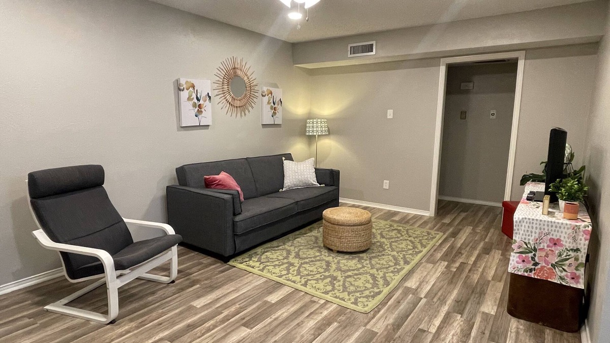 Northeast Dallas Condo | Quiet M Streets Condo w/King Bed 2mins from Santa Fe Trail