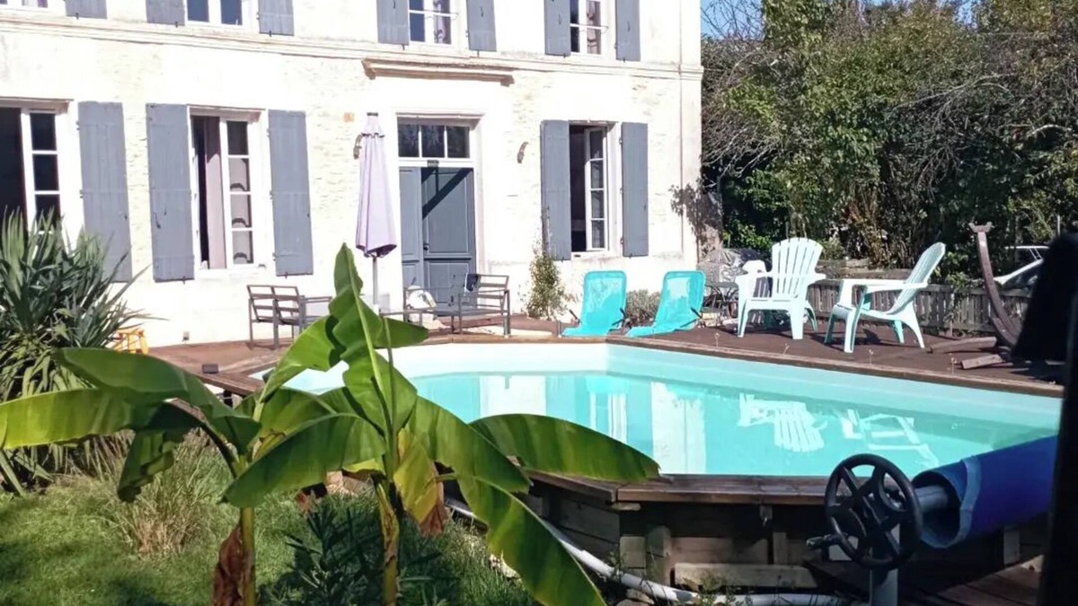 Burie House | Quiet manor house facing vineyards