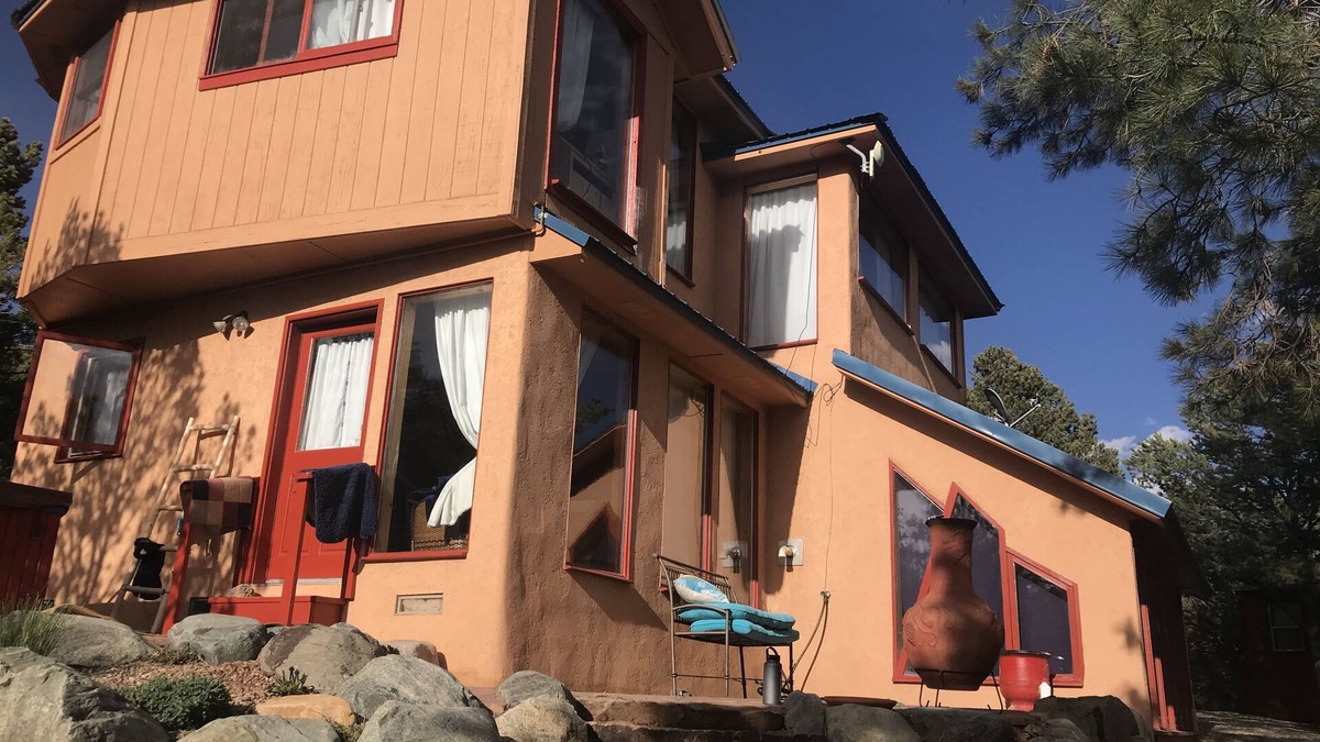 Valdez House | Quiet Mountain Retreat in the woods. 2.5 acres only 20 minutes to skiing!
