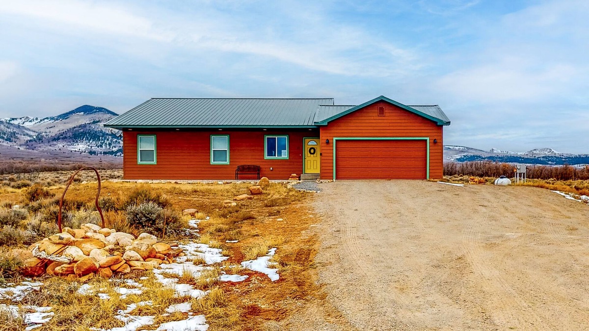 La Sal House | Quiet, mountain-view home near Moab & outdoor adventures