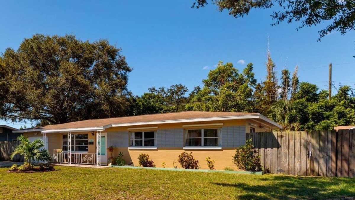 Disston Heights House | Quiet Neighborhood - 2 Bedroom Plus Office,15 min to Beach and Downtown St. Pete