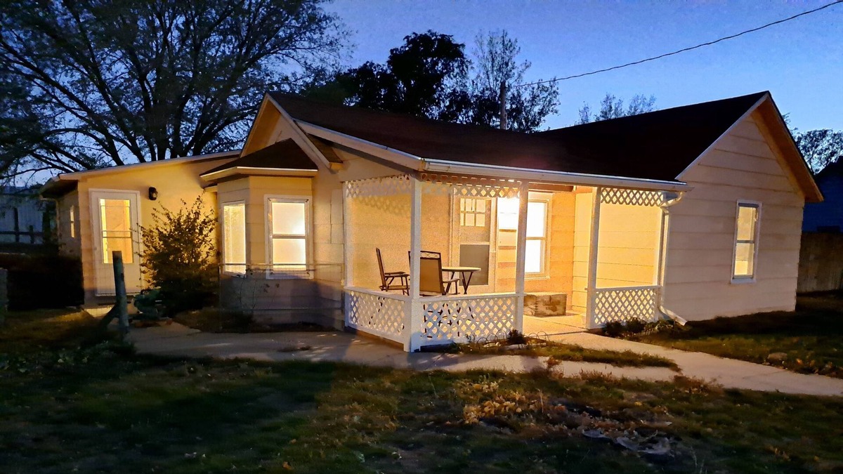 Springview House | Quiet Neighborhood, 40 min to Smith Falls State Park (Dog Friendly!)