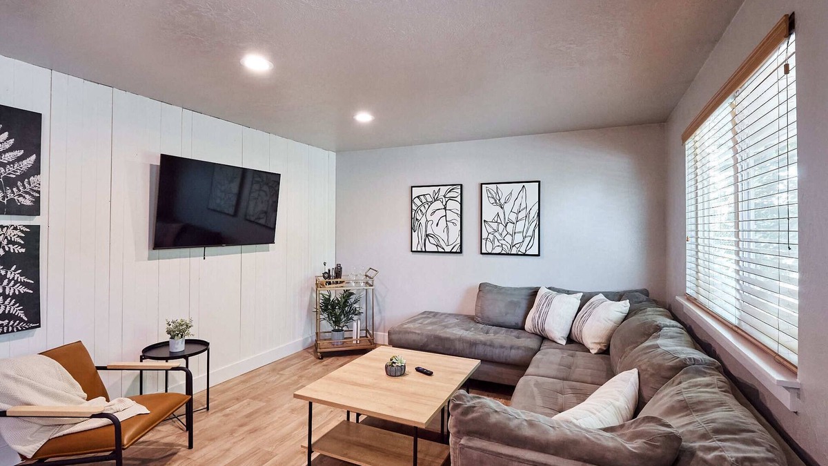 Franklin - Randolph House | Quiet Neighborhood, Near Grocery Stores & More! Easy Check In, 5 Min To Airport!