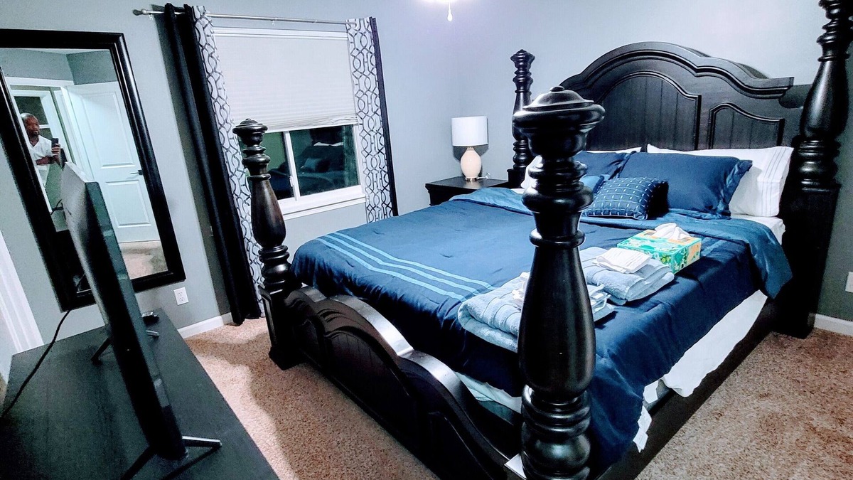 Chalco House | Quiet neighborhood nHuge king bed