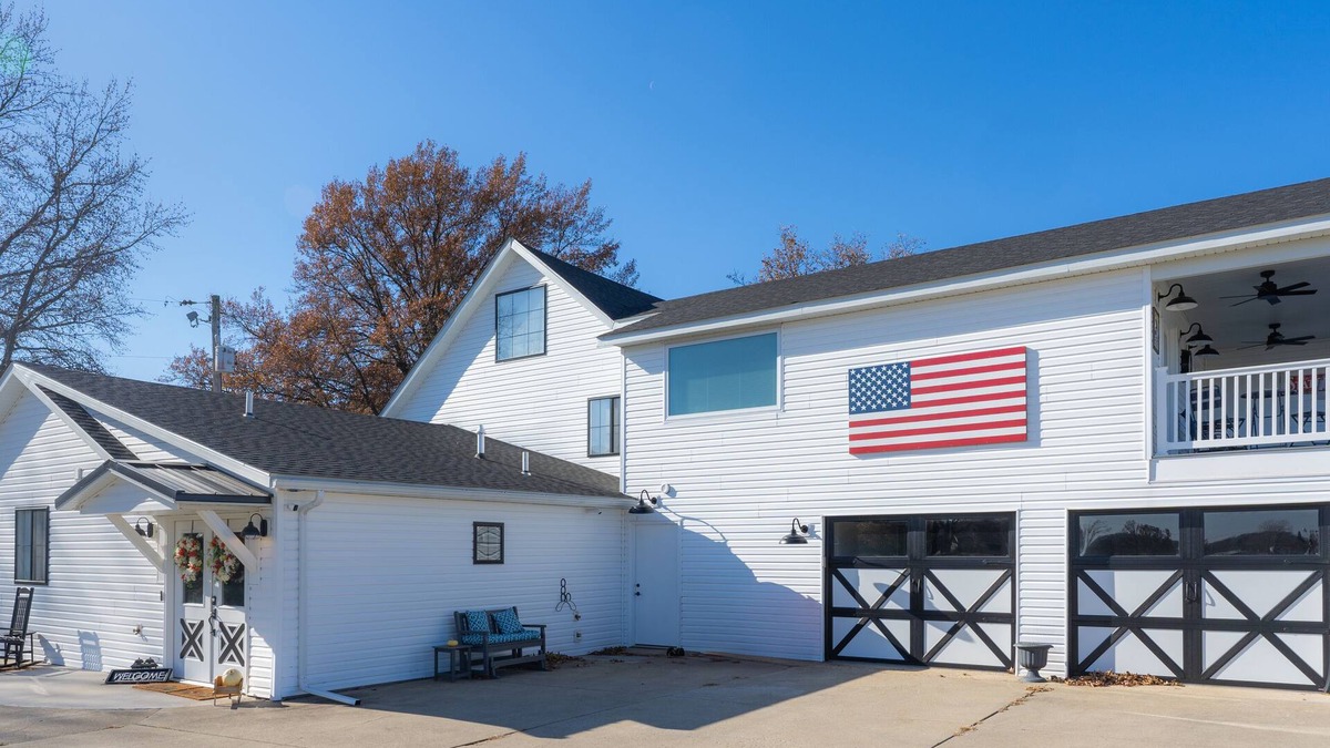 St. Clair County Other | Quiet new farmhouse, sleeps 8-10 with huge kitchen and side yard, & gas grill!