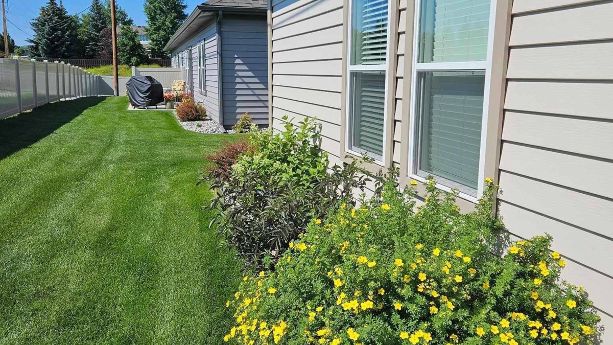 Sheridan House | Quiet, newer construction town home near the walking path network in Sheridan.