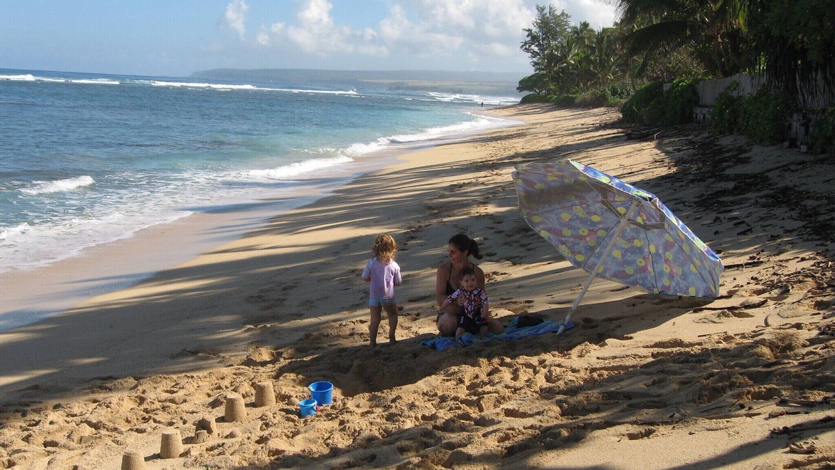 Mokuleia House | Quiet North Shore Beachfront Home