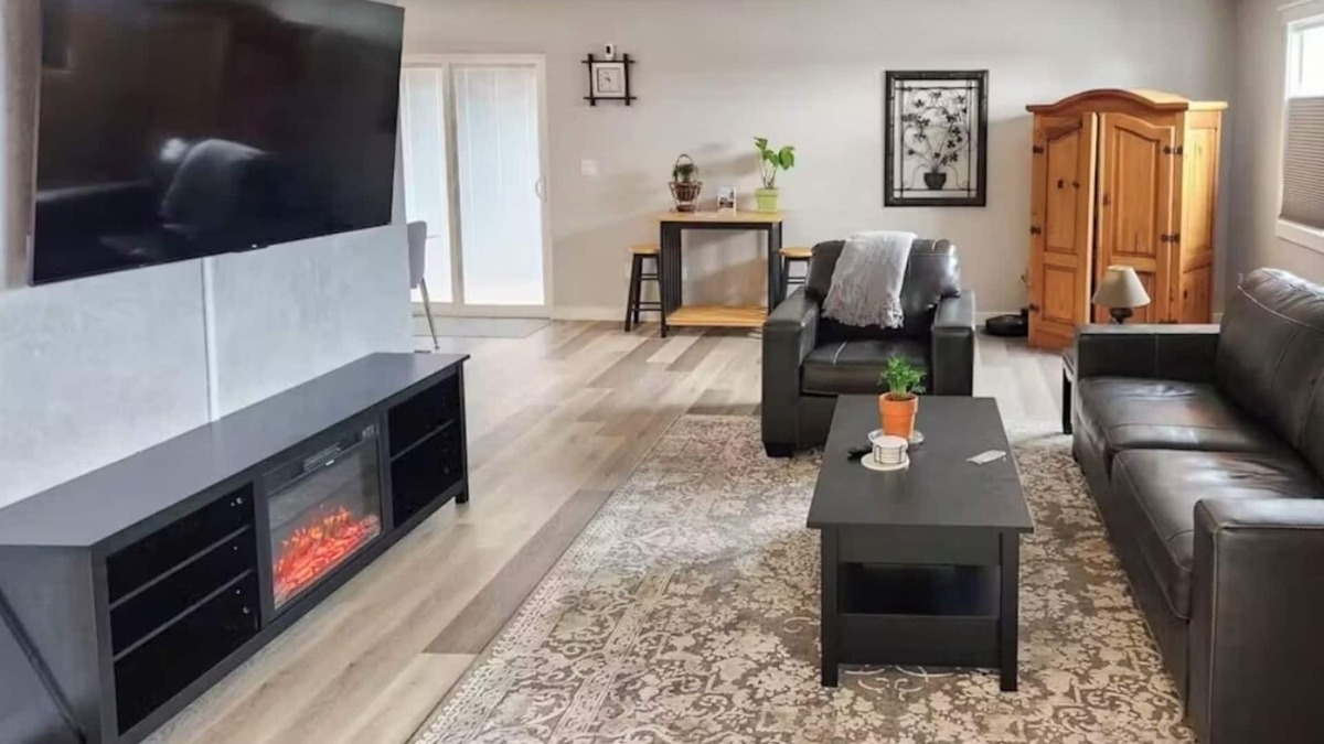 Eureka House | Quiet Oasis in Central Eureka with Wi-Fi, Tempur-Pedic Bed, Garage & EV Charger