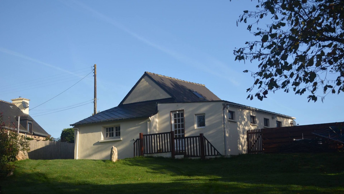 Saint-Gonnery Cottage | Quiet & Peacefully located, 4/5 Bed Gite in two acres of owners ground with lake