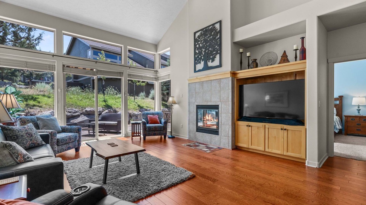 Redmond House | Quiet & Private Eagle Crest 2 BR | Close To Pools