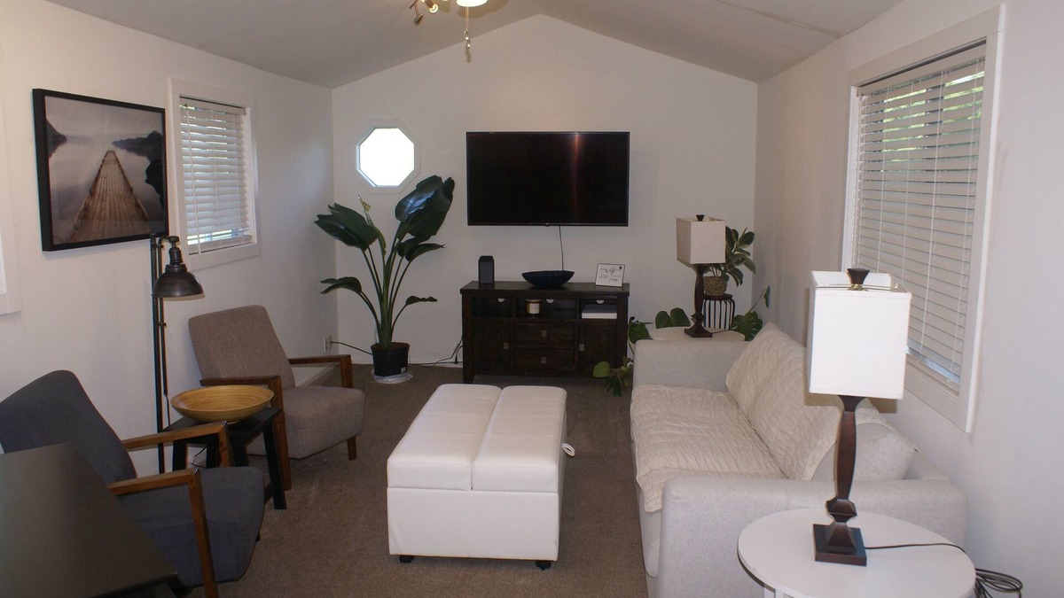 Aksarben - Elmwood Park House | QUIET Private Midtown blocks UNMC Traveling Nurses minutes to ZOO