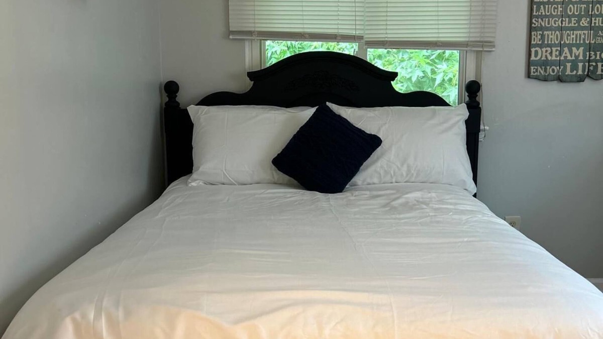 Virginia Beach Cabin | Quiet private room with workspace, free parking & fast Wi-Fi near base & beach