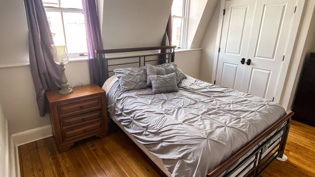 Charles Town Condo | Quiet Renovated Historic Condo Above Abolitionist Ale Works w/Washer Dryer #301