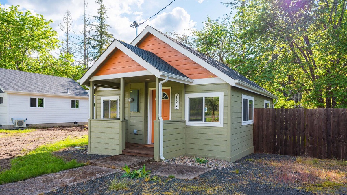 Dorena House | Quiet Riverfront Home! 5 Mins from Dorena Lake!