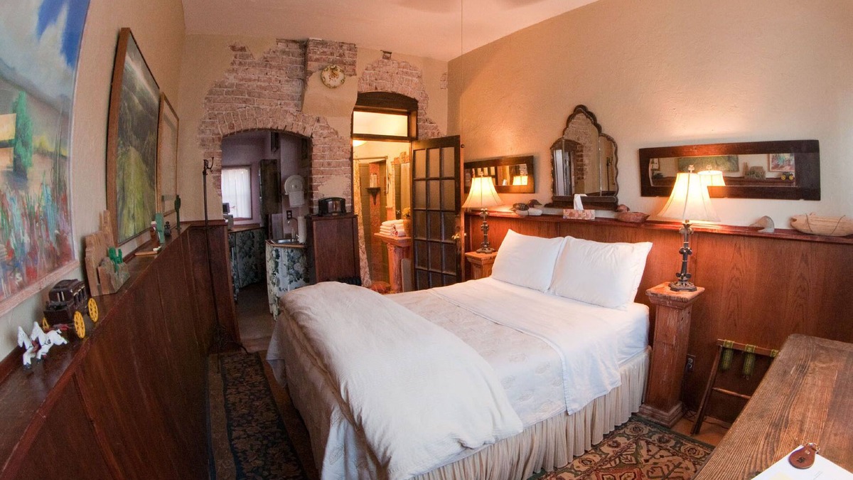 Duncan Hotel | Quiet room in historic hotel, with queen bed, attached bath and kitchenette.