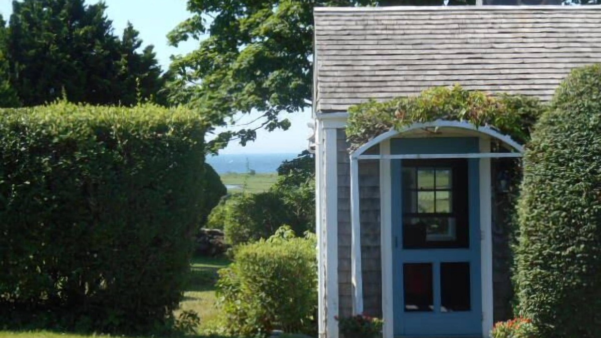 Adamsville Cottage | Quiet Rural setting near Fogland Beach