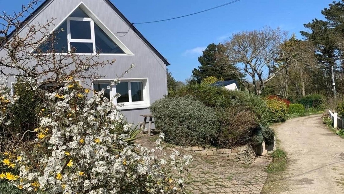 Finistere House | Quiet seaside house in a cul-de-sac.