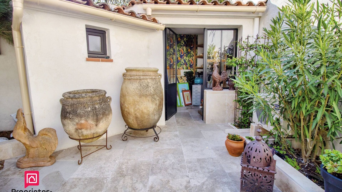 Cogolin House | Quiet, secure house