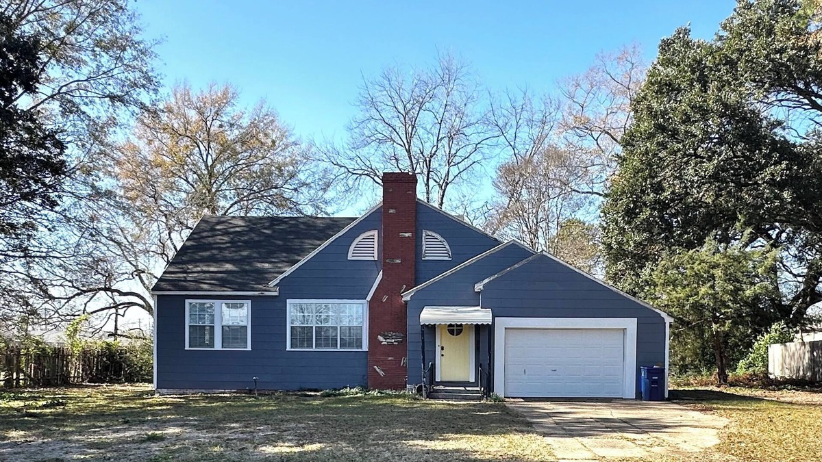 Shreveport House | Quiet Shreveport Tudor. 5 minutes to Cross Lake.