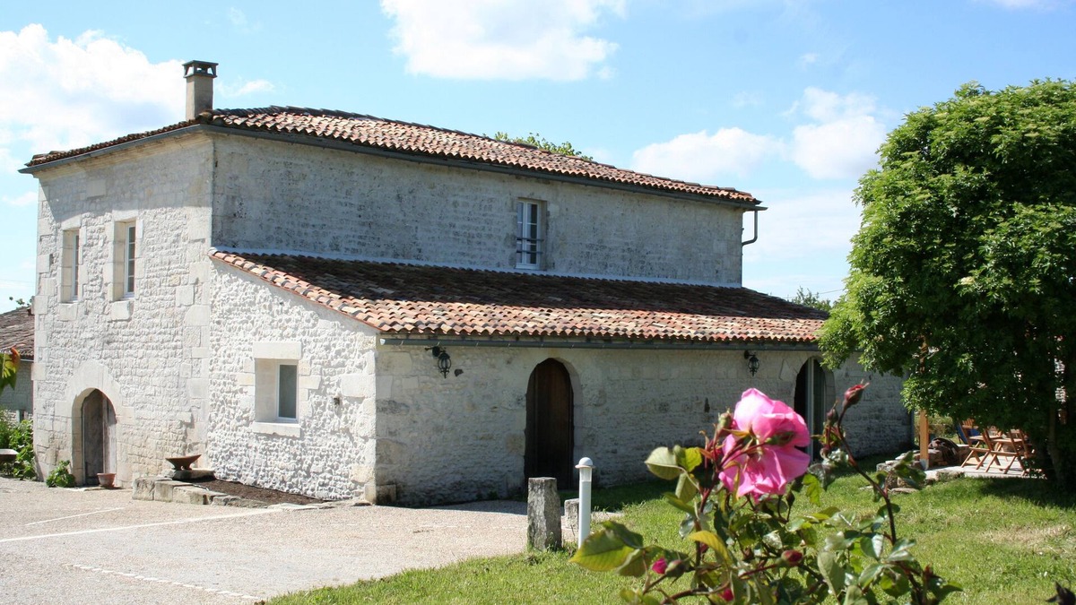 La Jard House | QUIET, SPACIOUS 3* GITE WITH MAGNIFICENT VIEWS OVER THE COUNTRYSIDE, SHOWER IN EACH ROOM