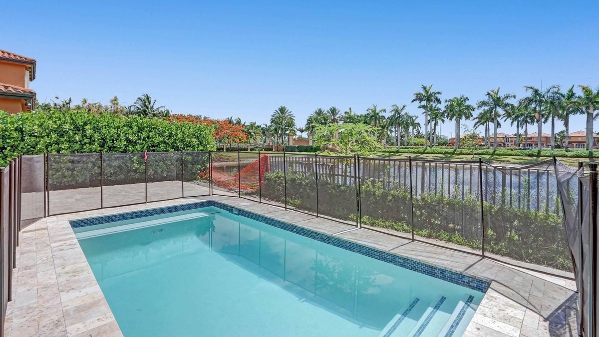 Tamiami House | Quiet spacious Miami home with 5 bedrooms