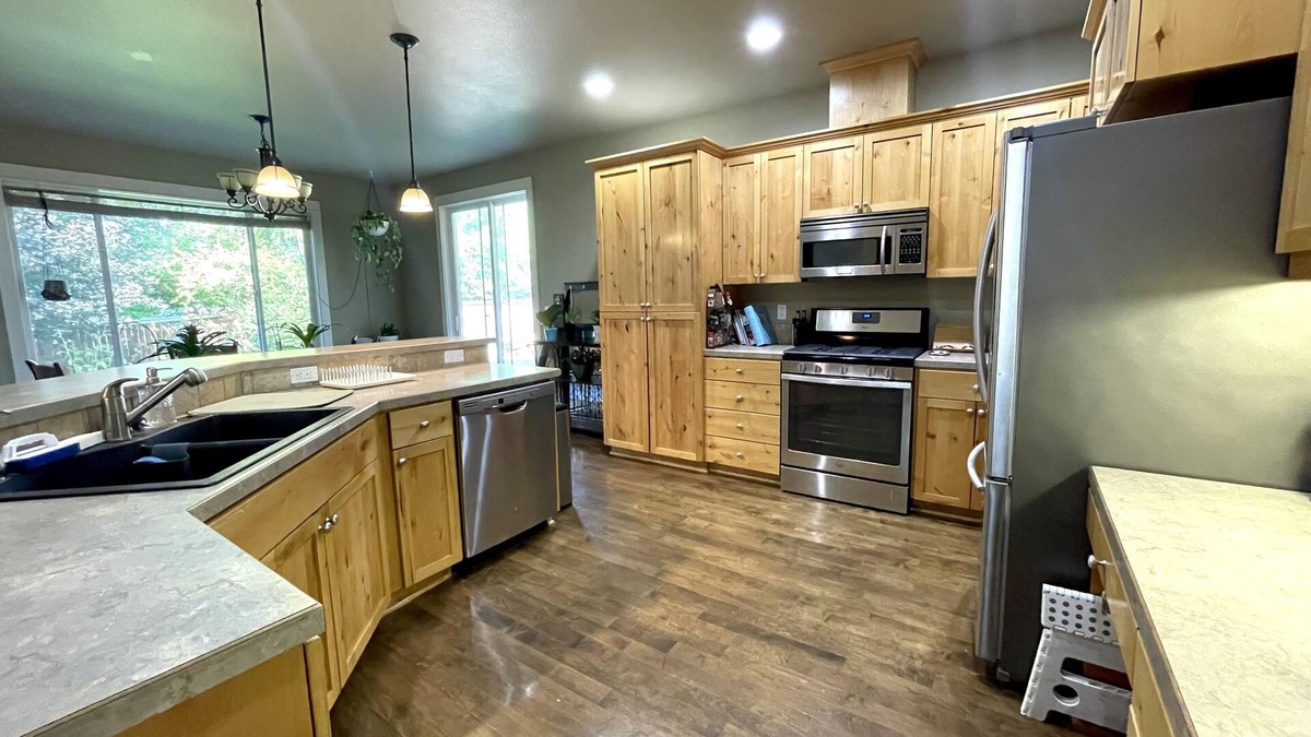 Mountain View House | Quiet, Spacious with Private Backyard and Garden. Comfy, full kitchen, games!