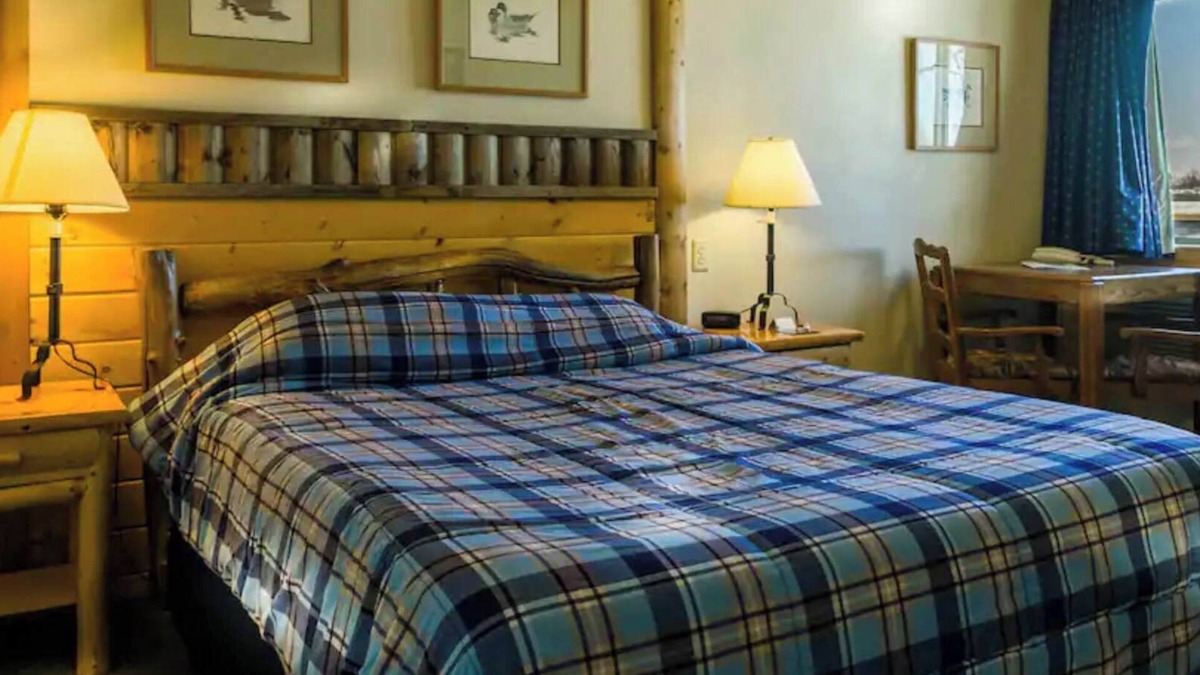 Rice Lake Cabin | Quiet stay on the lake in Room 8 - The Decoy Room - Curriers Lakeview Lodge