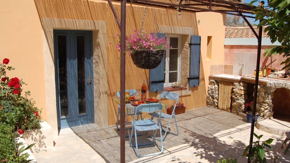 Sussargues House | QUIET STUDIO COUNTRYSIDE, QUIET HOUSE SHARED POOL, AQUABIKE, CHILDREN'S GAMES
