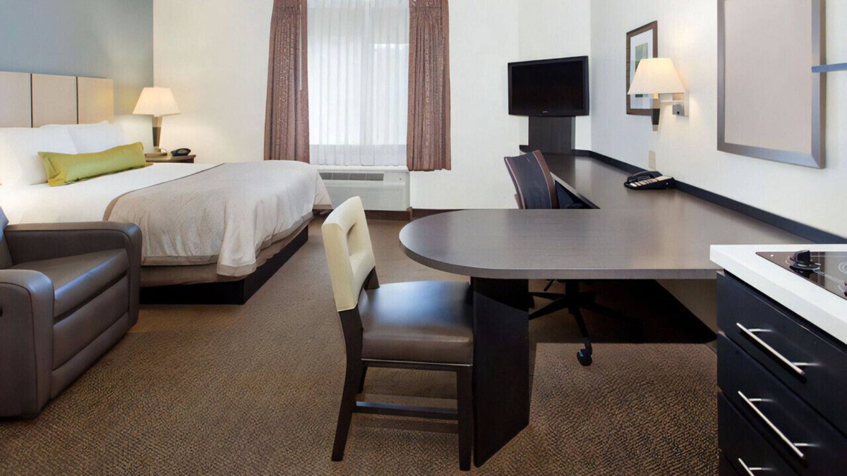 Earth City House | Quiet Stunning Space with Homelike Amenities