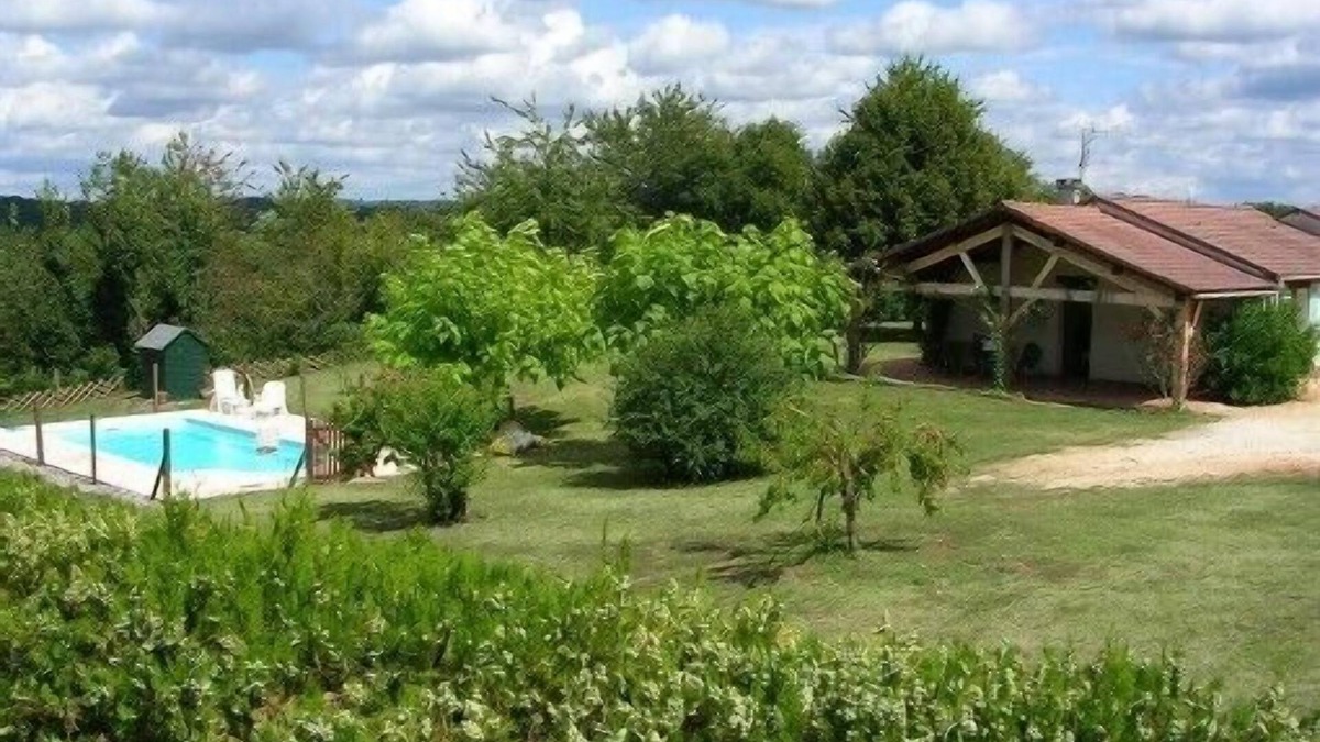Le Bugue House | Quiet surrounded by greenery a home for a rest assured.