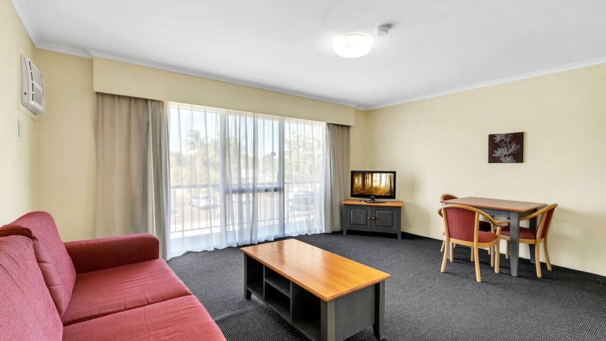 Mount Ommaney Hotel | Quiet unit in leafy hotel