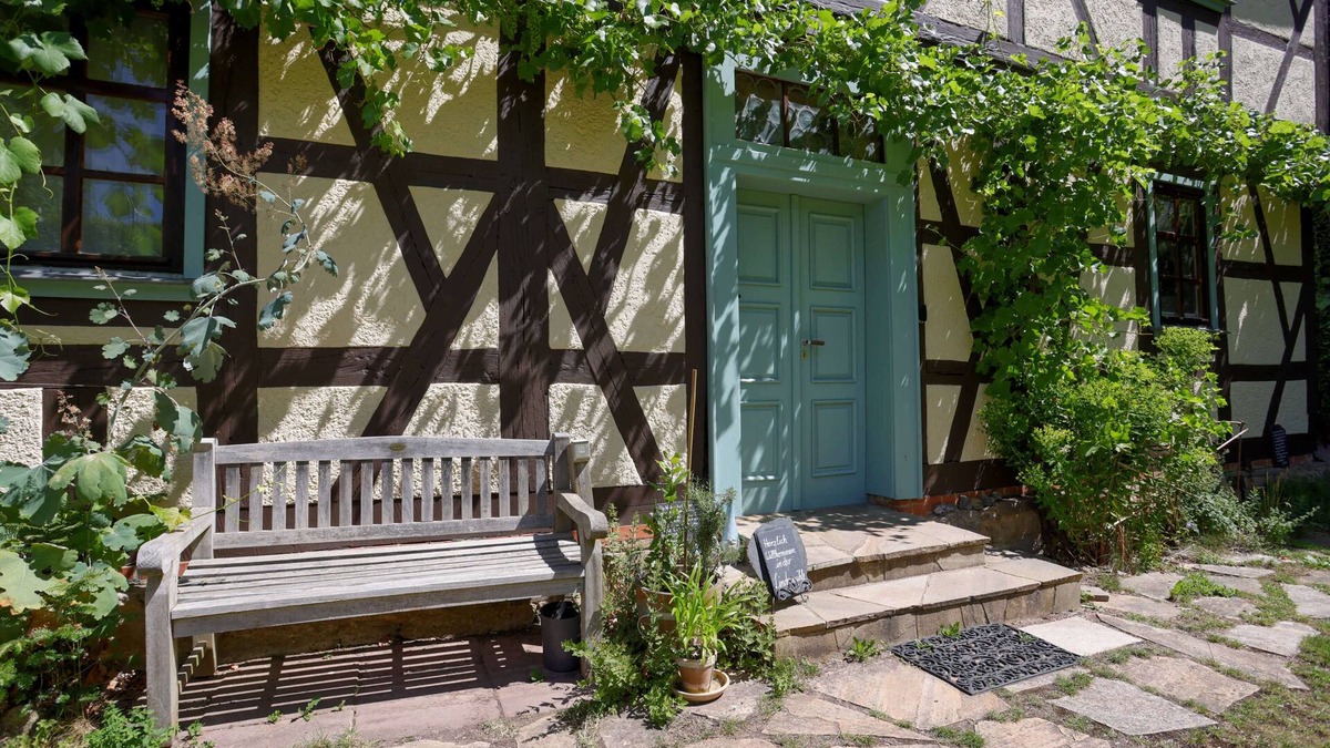 Schweina Apartment | Quiet vacation apartment in Glücksbrunn Castle Park - right next to Altenstein Park