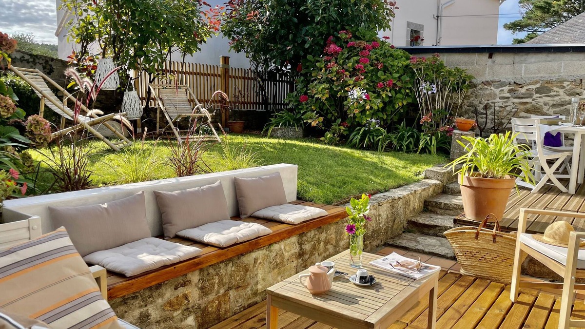 Treboul House | Quiet vacation home with enclosed garden 200m from Tréboul beaches.
