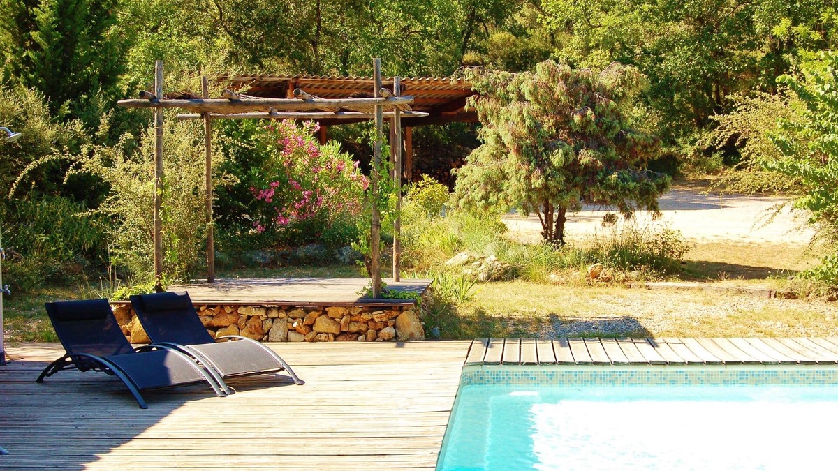 Entrecasteaux Villa | quiet villa, swimming pool and jacuzzi in the heart of green Provence.