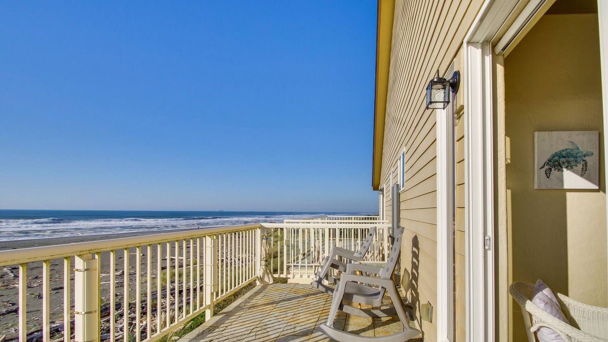 Gold Beach House | Quiet Waterfront Escape w/Hot Tub & Beach Access!