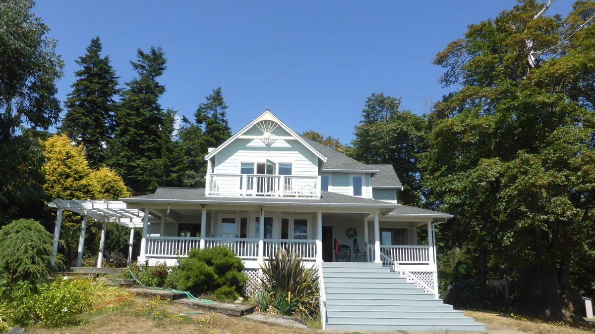 Indianola House | Quiet waterfront home in Indianola, Kitsap County, Seattle