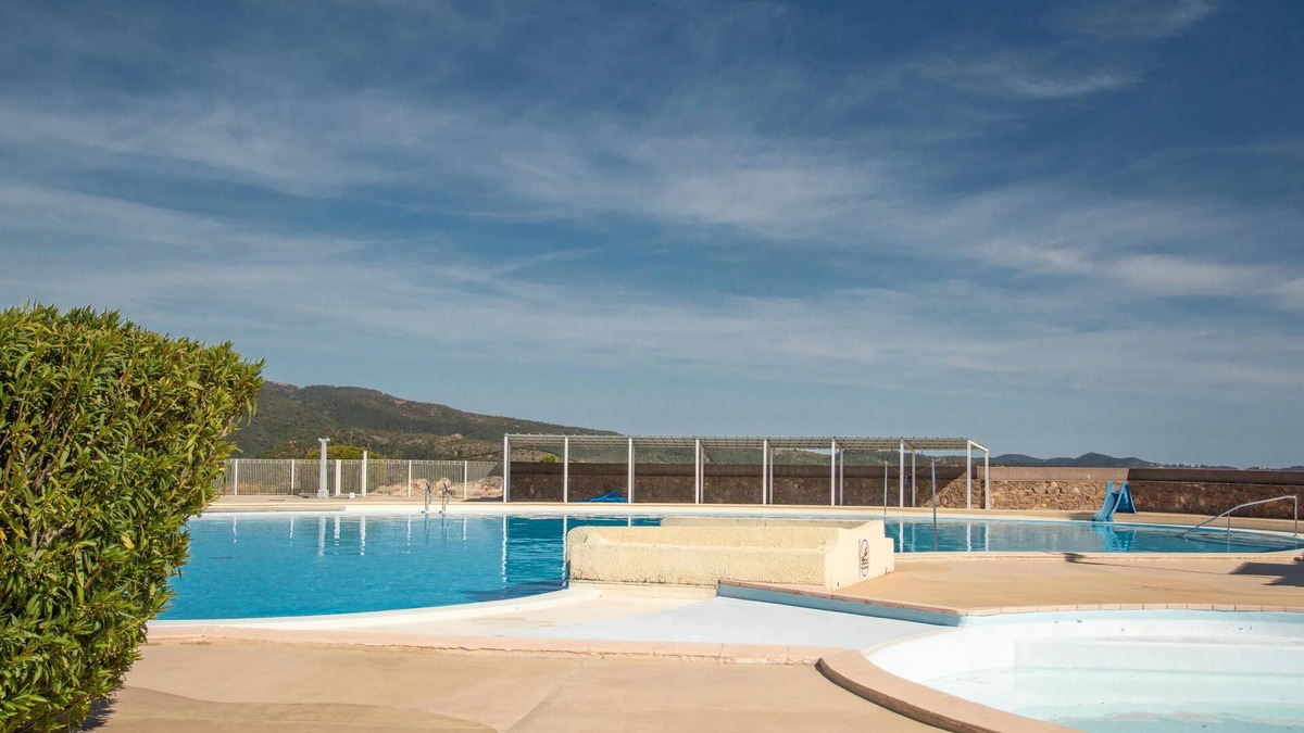 Frejus House | Quietly located villa with shared pool