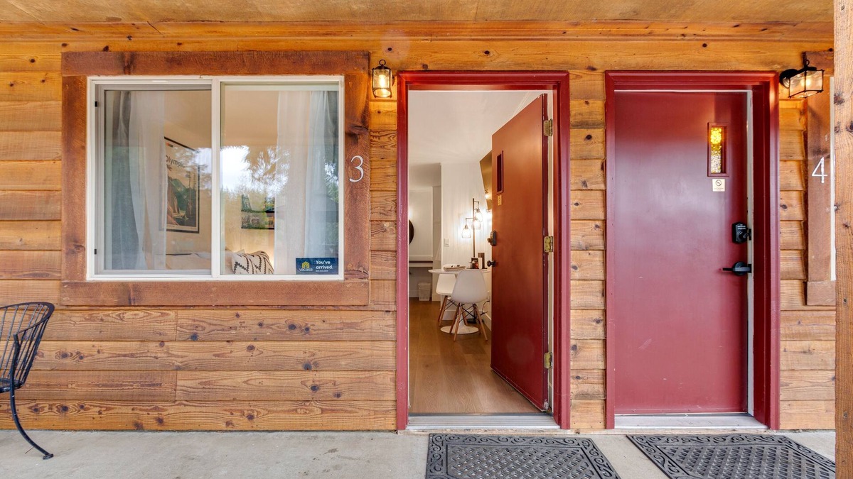 Quilcene Apartment | Quilcene ground-floor studio with mountain views & fast WiFi - dog-friendly