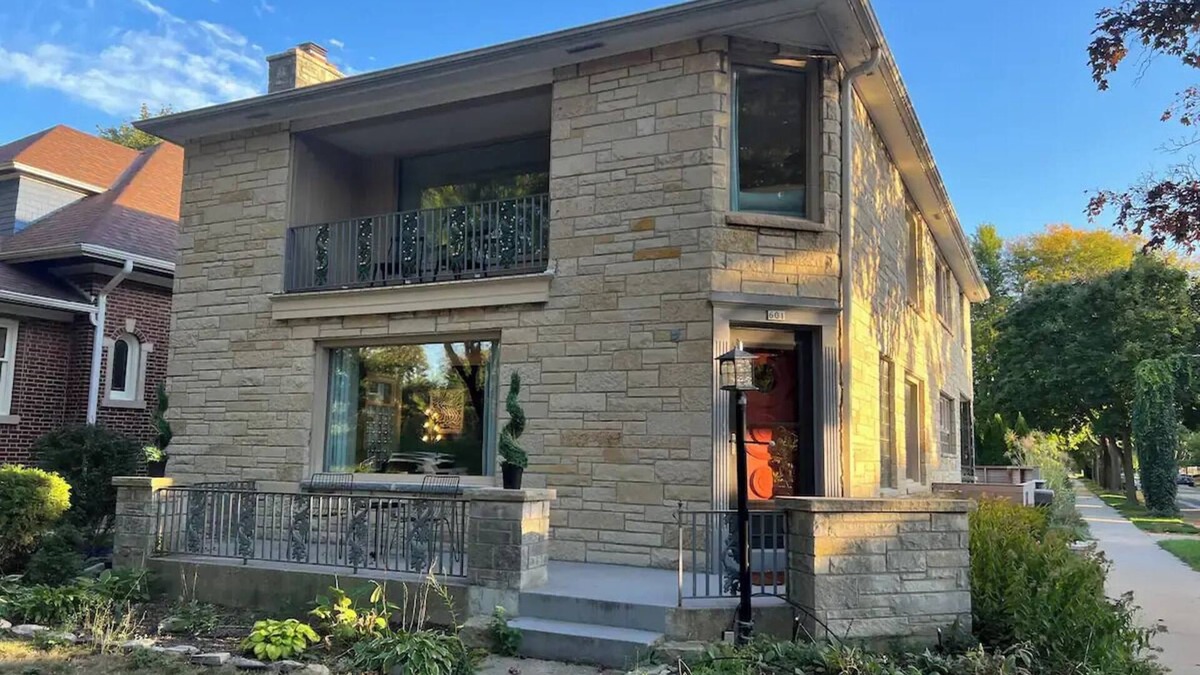 Bay View House | Quincy Estate 5BR/3BA for Family Stays with Fireplace Park Views & Parking