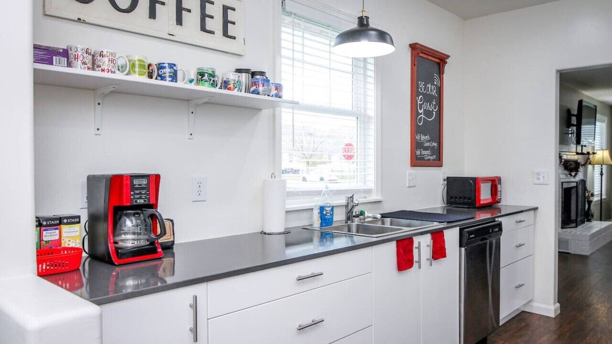 Baker City Apartment | Quinn`s Cottage! Adorable Downtown Home!