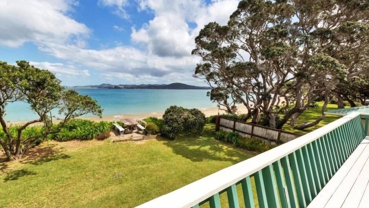 Tutukaka House | Quintessential Kiwi Bach right on the Beach !