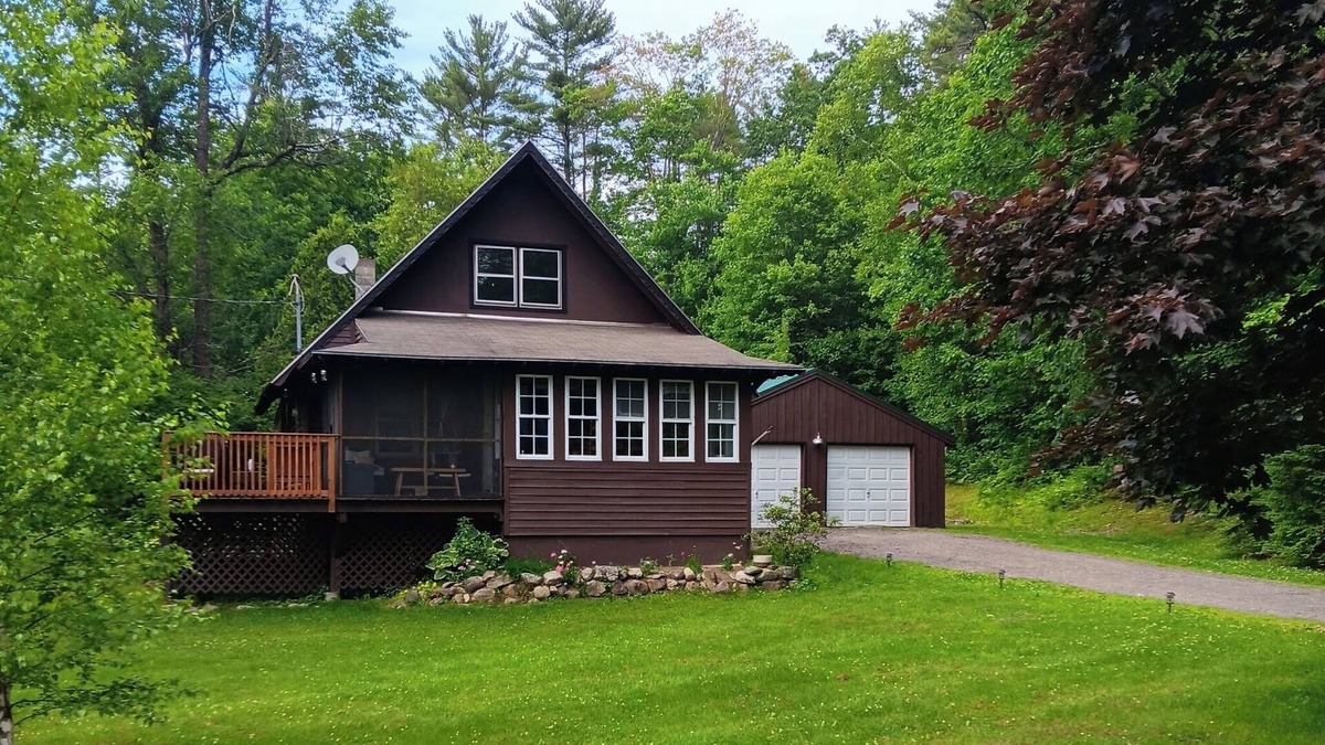 South Casco Cottage | Quintessential Maine Cottage w/Water-views, Kayaks & Lake Access