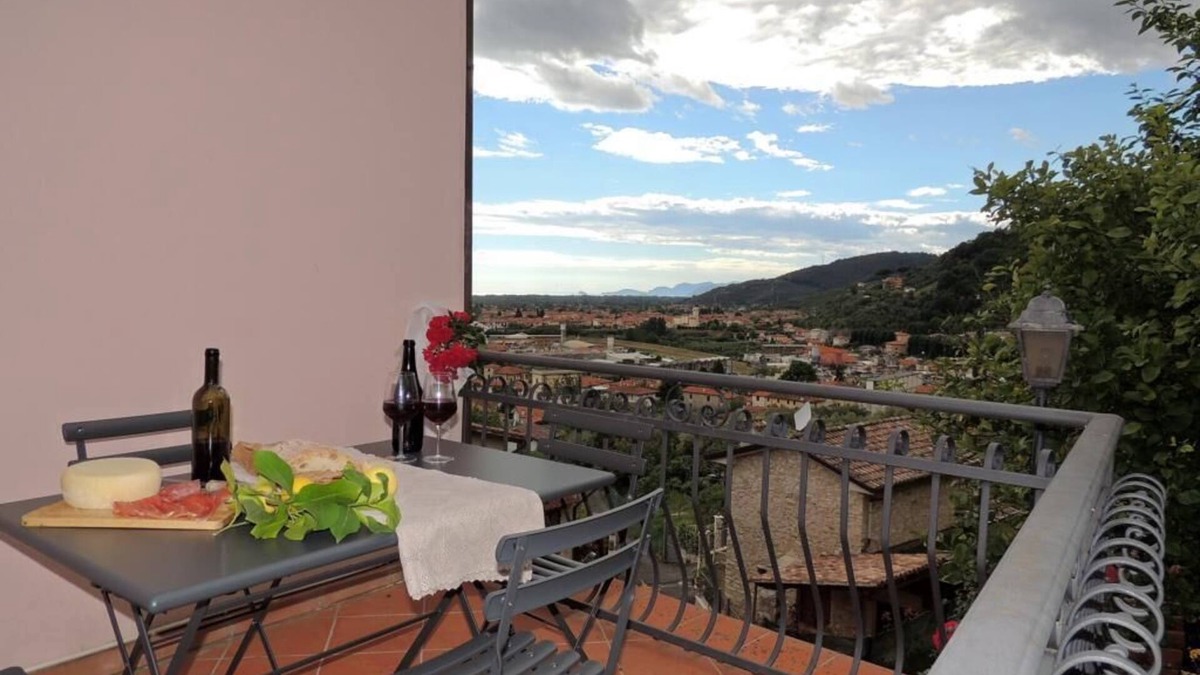 Seravezza Apartment | Quite, exclusive apartment, sea view, garden with bbq, equipped terrace