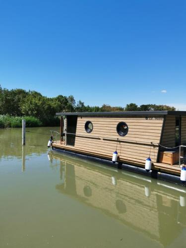 Gallician Boat Rental | Rêves d'Ô en Camargue, clim réversible, parc naturel