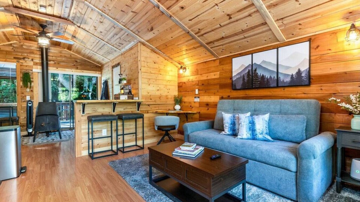 Paradise Estates Cabin | R&R Creekside Cabin -Hot Tub, AC, near Mt Rainier! Ashford, WA