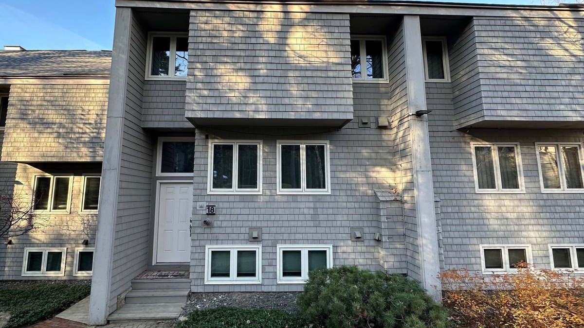 Bretton Woods House | R18 Updated Ski-in Ski-out Bretton Woods Townhome; AC, mountain views, dog friendly!