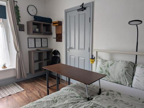 Cwmbrwla House | R4 - New Relaxing Double - City & Beach Access, WIFI, Free Parking - Self Catering