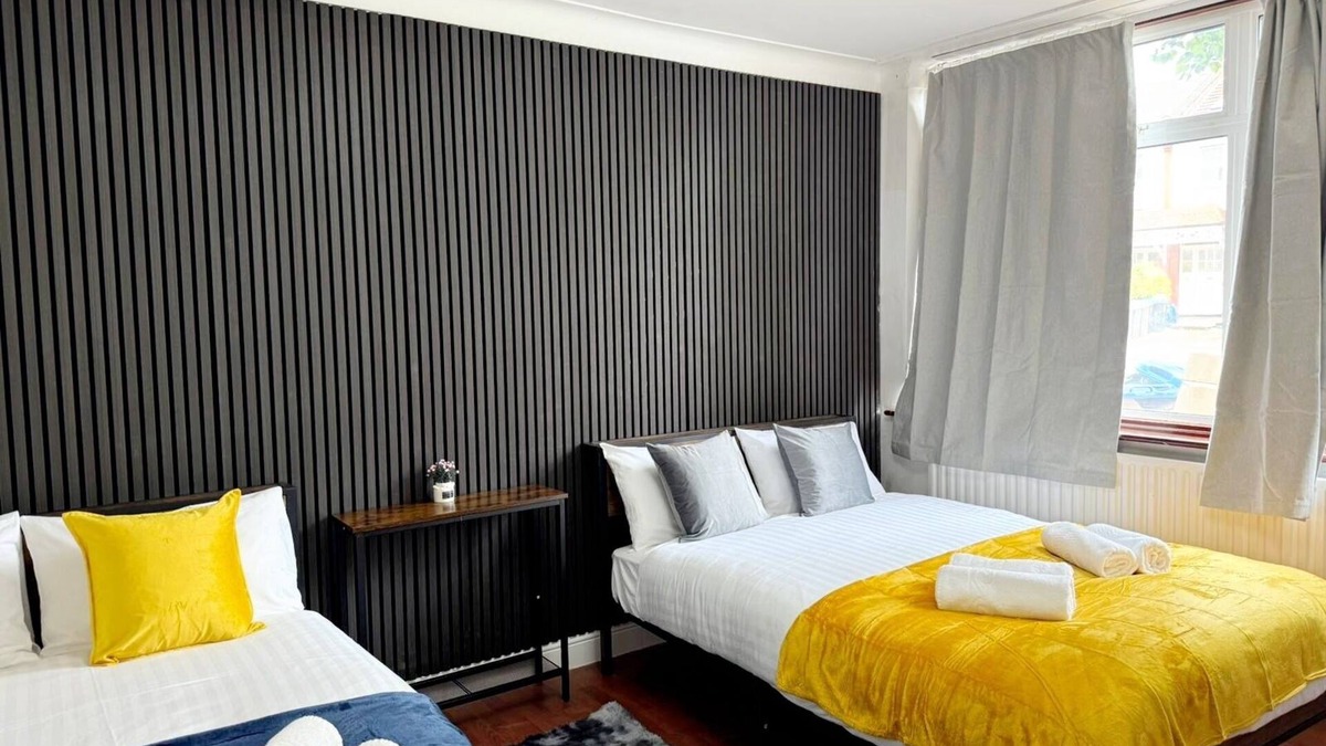 Dudden Hill Hotel | RA-Beautiful Quadruple Room in Wembley!