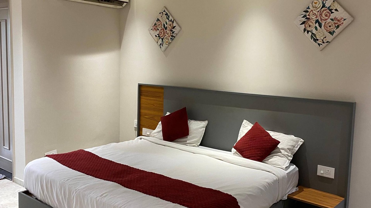 Sector 70 Hotel | Raahgir Suites