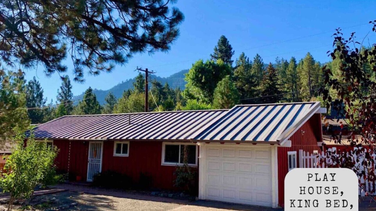 Wrightwood Cabin | RAC · King bed, Fire Pit, BBQ, Playhs, Red Apple Cab`Inn